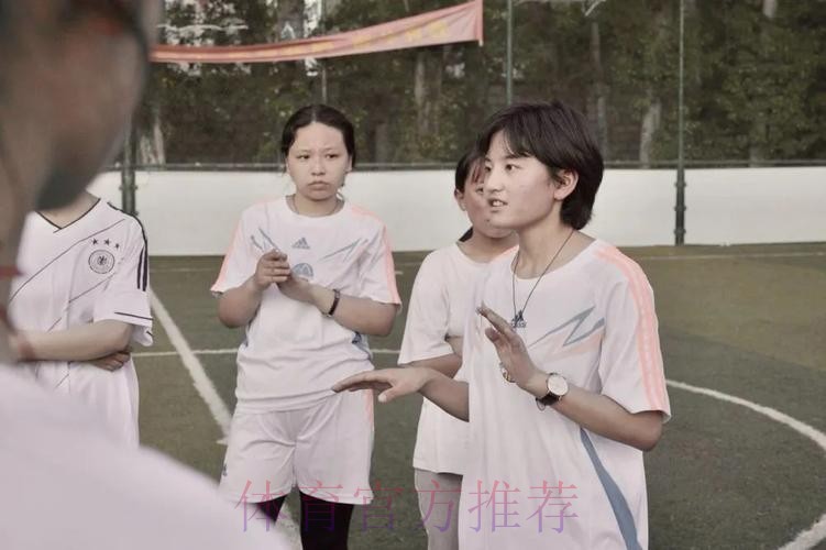 新华社:女队长率领男足出征比赛!这姑娘真的太帅了 新华社:女队长率领男足出征比赛!这姑娘真的太帅了